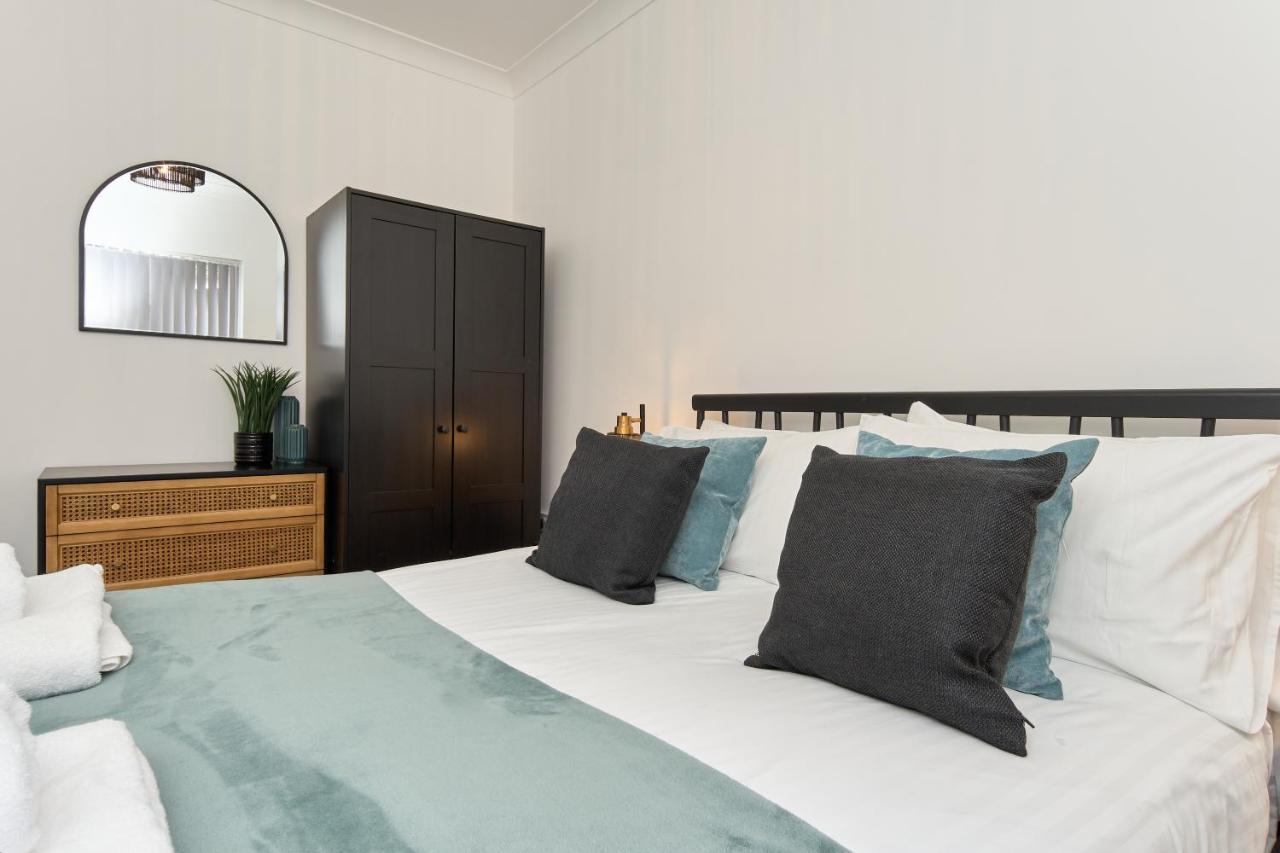 Beautiful 3 Bed Apartment In Bonchurch - Nr Ventnor - Large Outside Terrace & Parking - Dog Friendly - The Perfect Choice For Couples, Friends, Families - 5 Mins To Beach Exterior foto