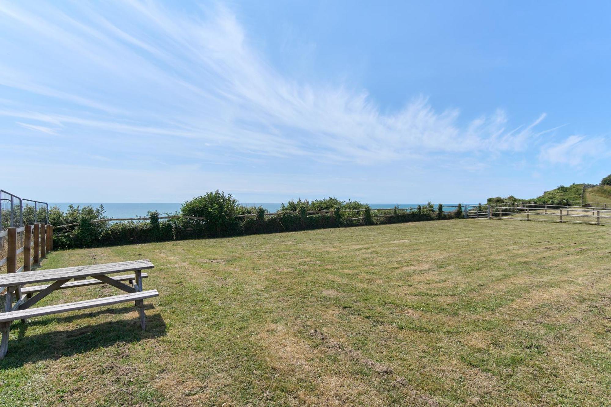 Beautiful 3 Bed Apartment In Bonchurch - Nr Ventnor - Large Outside Terrace & Parking - Dog Friendly - The Perfect Choice For Couples, Friends, Families - 5 Mins To Beach Exterior foto